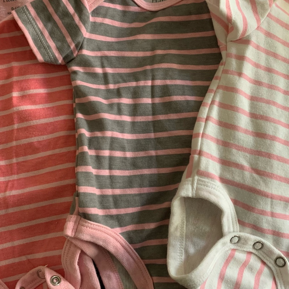 Hanes 0-6 months onesies for infant ( comes with 3 )